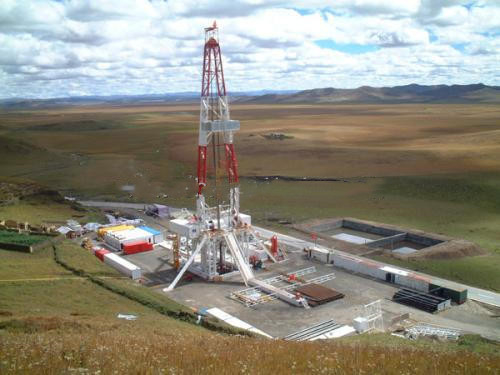RG API Standard Oil Field Oil ed il camion della galleria del pozzo di gas hanno montato la piattaforma di produzione mobile di ZJ30 750hp ed il workover Rig Max D